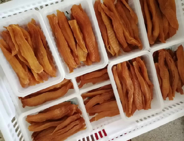 Traditionell rückwärts gedämpfte Süßkartoffel